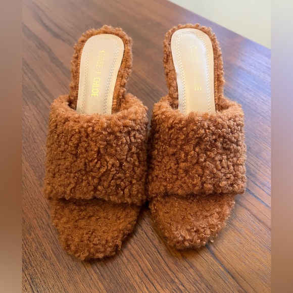 Chase & Chloe Teddy Sherpa Mule Heels | Size 7.5 | Trendy Sculptural Heel | NWOT - Picture 3 of 12